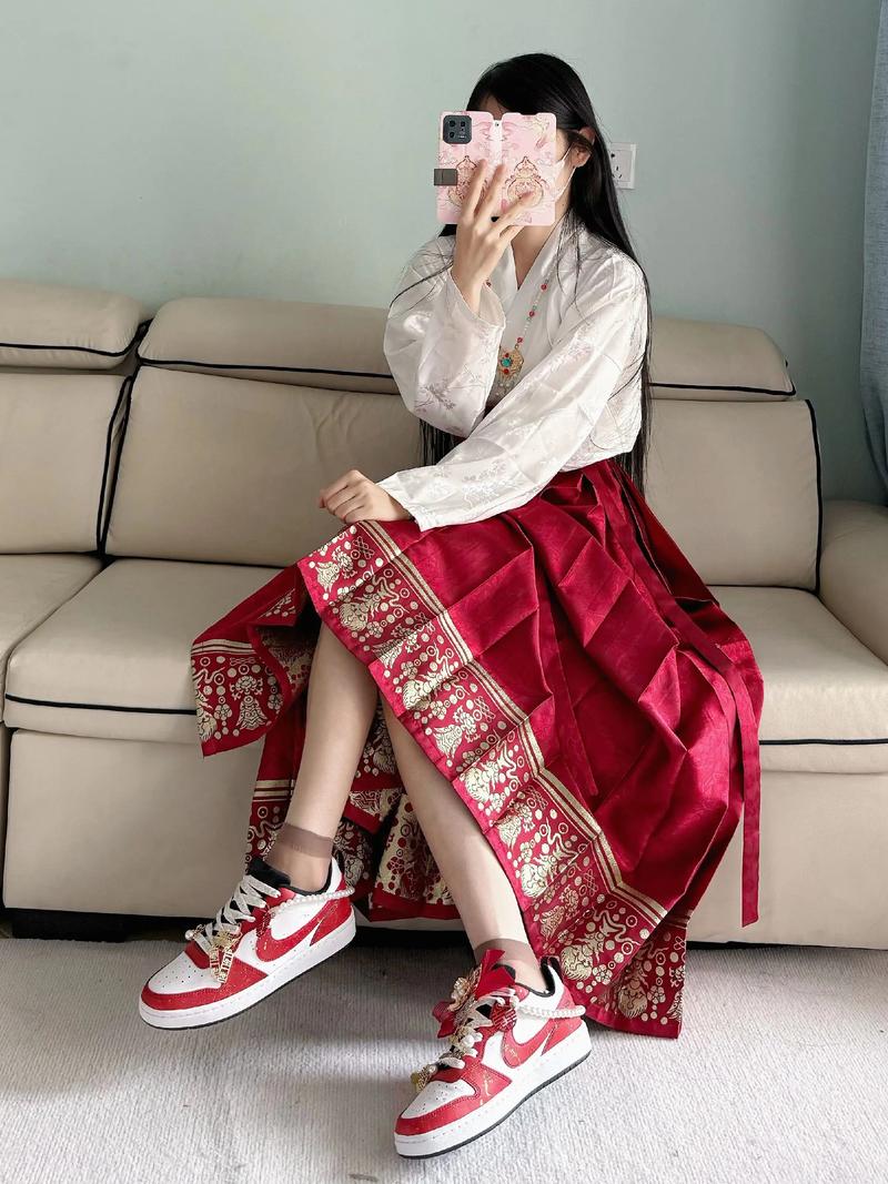 马面裙怎么搭配_传统时尚,百搭上衣,个性魅力! 马面裙怎么搭配_传统时尚,百搭上衣,个性魅力!