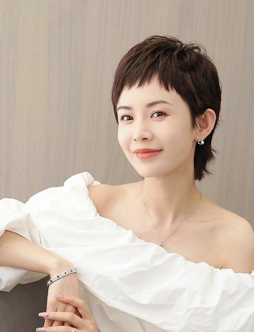 夏天凉爽发型_夏天短发清爽时尚，打理方便还好看！