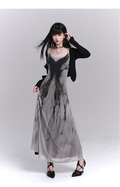 深灰色连衣裙配什么外套_深灰连衣裙搭外套，百变时尚又好看！