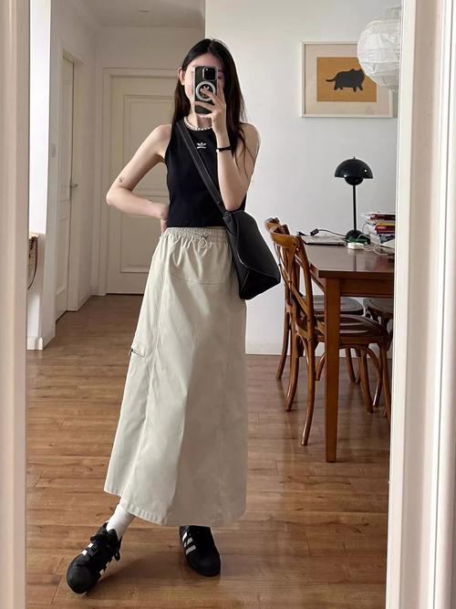米白色包臀长裙配什么上衣_米白包臀裙 百搭时尚，穿出百变风格！