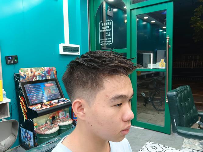 男士脸小适合什么发型_侧分或剃短显精致 男士脸小适合什么发型_侧分或剃短显精致