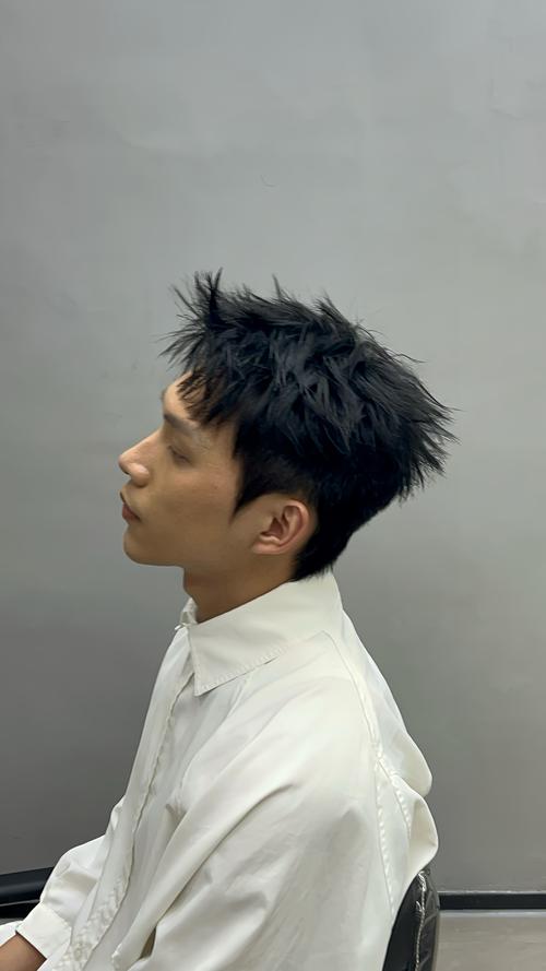 凸嘴适合什么发型男_侧分长发刘海修饰凸嘴,短发拉长更显柔和 凸嘴适合什么发型男_侧分长发刘海修饰凸嘴,短发拉长更显柔和