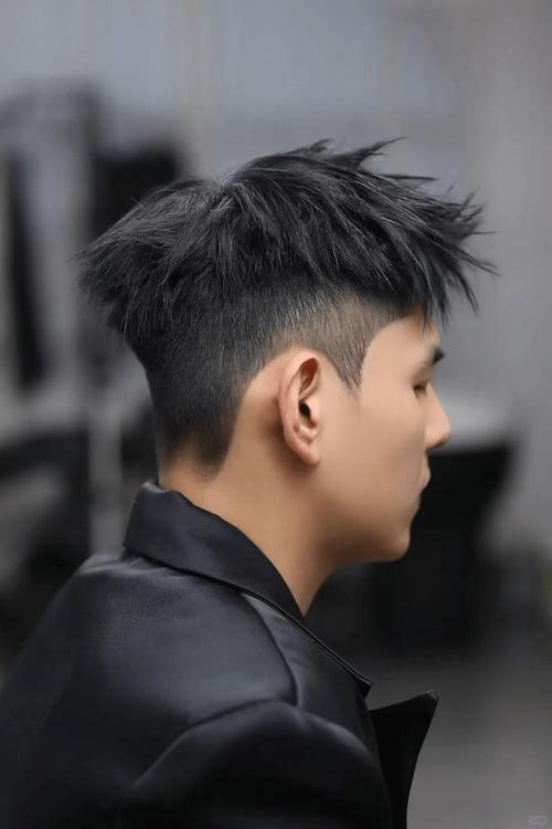 男士倒三角脸适合的发型_倒三角脸男生发型推荐，显脸小显协调