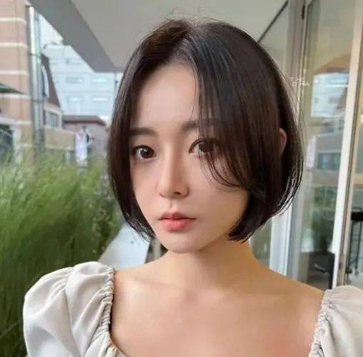 凸嘴适合什么发型_中分侧分短发刘海，波波头或寸头显个性