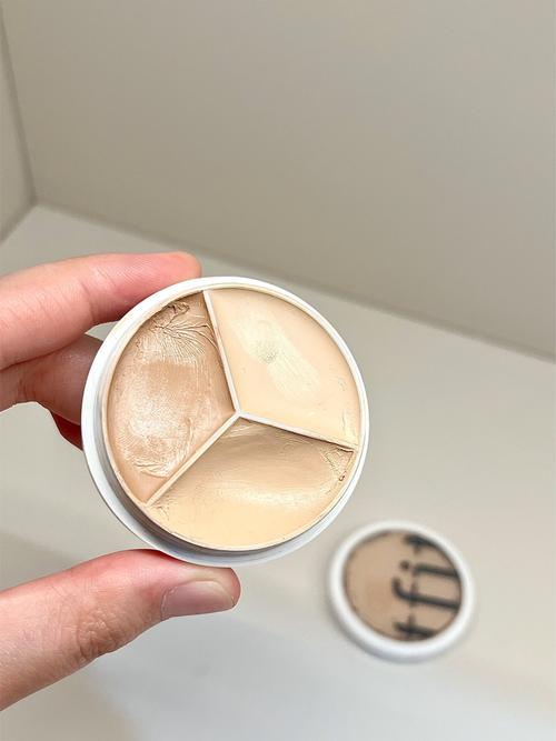 用了遮瑕膏一蹭就掉_遮瑕膏脱妆怎么办？选对定妆！