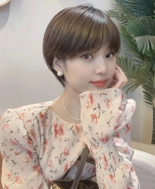 哪些短发适合圆脸_波波头短发显脸小，齐肩发减龄显气质