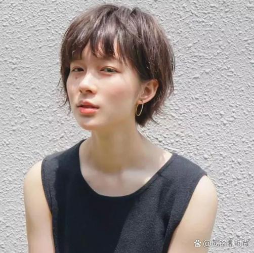 长扁脸适合什么发型_显宽立体，避开直发