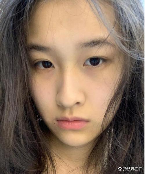 长期不化妆女生_少化妆更健康，素颜显美但需防评