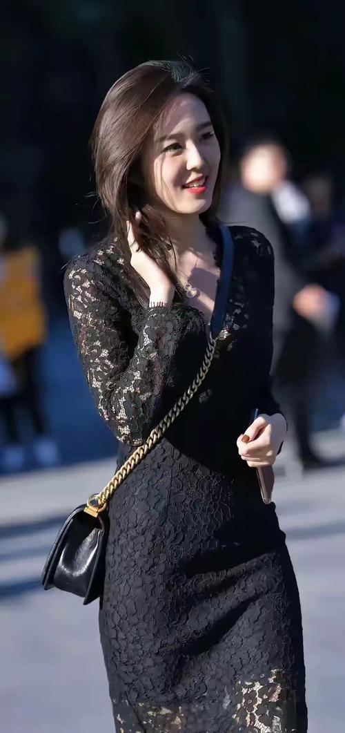 30岁女性黑色裙子搭配_30岁穿黑裙，优雅高级！