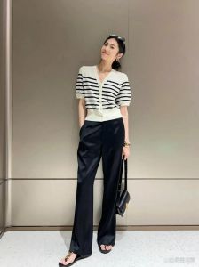 黑裤配什么颜色上衣_上衣巧搭配穿出风格