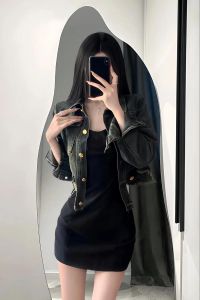 包臀长裙搭配短款外套_白高领配包臀裙，牛仔外套显娘man，短中长裙选对显气质