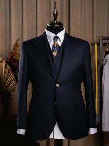 藏青色西服配什么颜色领带_大红墨绿显个性，湖蓝翠绿添时尚，白色经典，红色复古，蓝色专业