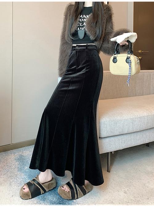 冬季黑色半身裙配什么上衣_黑色半身裙显瘦又时尚