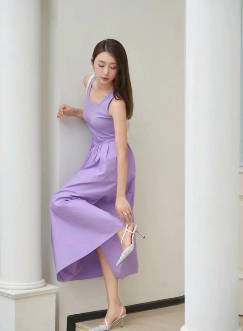 紫色包臀裙配黑色高跟鞋照片_紫色包臀裙配黑丝，优雅自信显气质