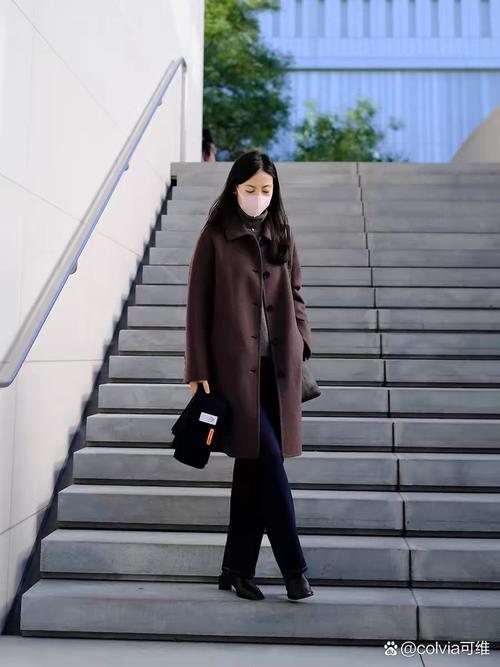 日系中年女性穿搭_简约气质，层次分明