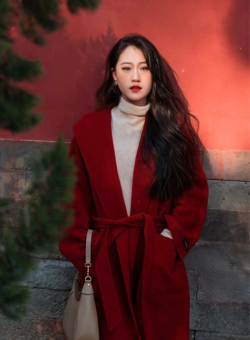 红色大衣配什么颜色包好看_红色大衣配包包，各有特色显气质！