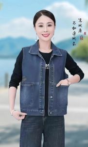 50岁女人马甲洋气搭配_北京大姐试穿再生羊毛马甲惊喜藏肉，50+姐姐们爱不释手！