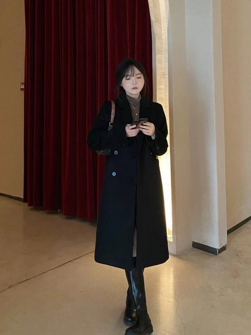 小个子黑色大衣搭配_黑色大衣叠穿出高级感，小个子穿出层次与优雅