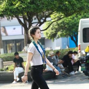 淡紫色t恤配黑色裤子配吗_紫色T恤配黑裤经典，配白裤显清爽，吸睛可选对比色