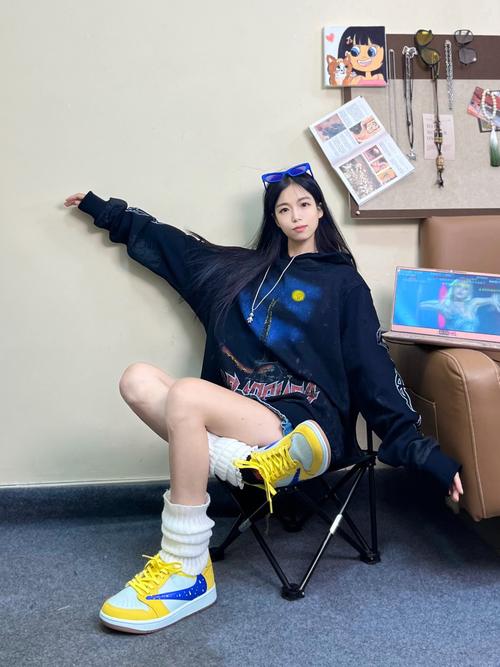 黄鞋配什么颜色的上衣_亮眼又不杂乱！