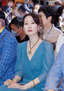 蓝色连衣裙搭配黑色高跟鞋_蓝裙黑高跟，时尚又高级！