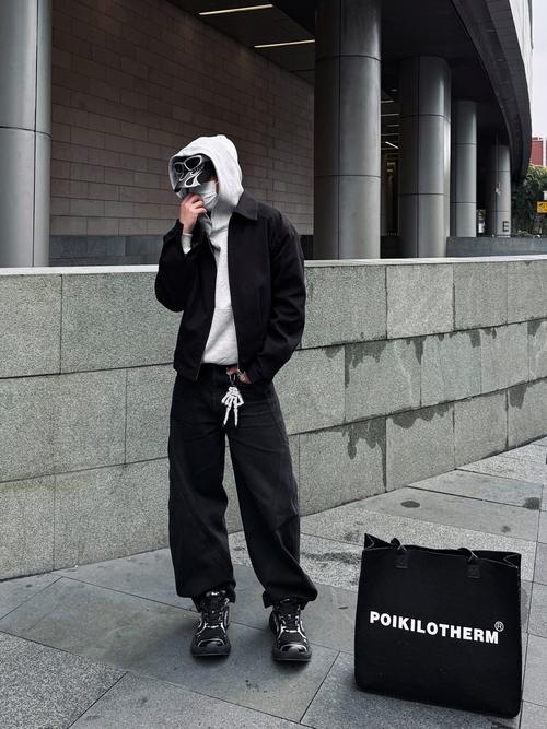 一身灰色运动衣配什么颜色鞋_白黑棕帆靴多选择