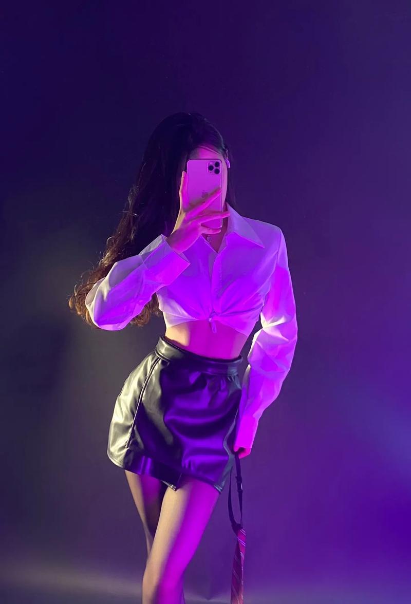 油亮黑丝配紫色包臀裙_黑丝配紫包臀裙，神秘又时尚！