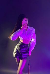 油亮黑丝配紫色包臀裙_黑丝配紫包臀裙，神秘又时尚！