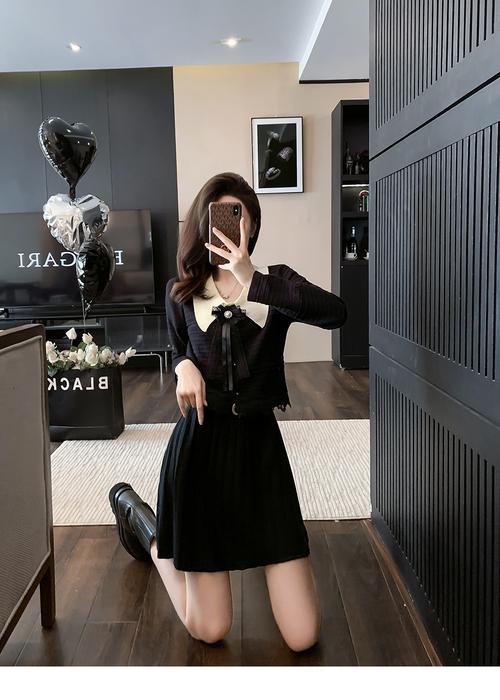 咖色半身裙搭配黑色上衣怎么样_黑色咖色裙经典搭,显瘦显气质! 咖色半身裙搭配黑色上衣怎么样_黑色咖色裙经典搭,显瘦显气质!