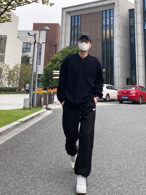 一身黑配白鞋还是黑鞋_黑白鞋怎么搭？看场合选风格！