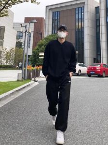 一身黑配黑鞋还是白鞋_黑色配白鞋显活力，配黑鞋更高级，看场合选对鞋！