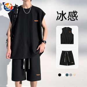 运动背心搭配黑色短裤_黑裤灰背心白鞋，显瘦显腿长，简约活力时尚！