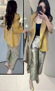 黄西装搭配什么颜色最好看_黄色西装搭白内搭，职场休闲显清爽