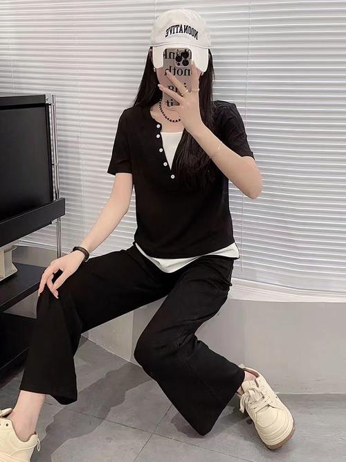 女黑色运动衣搭配_黑连体衣配工装裤,时尚又显身材! 女黑色运动衣搭配_黑连体衣配工装裤,时尚又显身材!