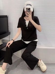 女黑色运动衣搭配_黑连体衣配工装裤，时尚又显身材！