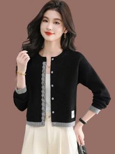 女士大衣短款毛衣搭配_大衣毛衣混搭穿出时尚感，上宽下紧显曲线！