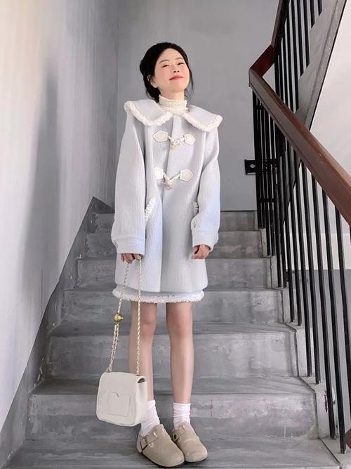 40岁女人适合穿娃娃领大衣吗_40岁穿娃娃领大衣,甜美不失稳重 40岁女人适合穿娃娃领大衣吗_40岁穿娃娃领大衣,甜美不失稳重