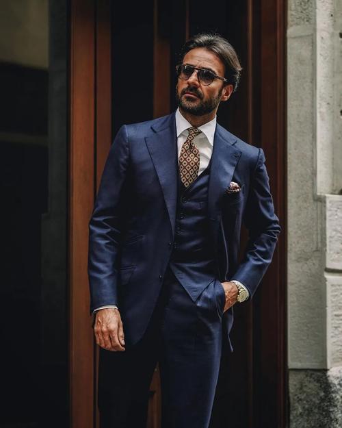 藏青西服搭配黑色衬衫_张馨予黑衬衫藏青西装时尚穿搭