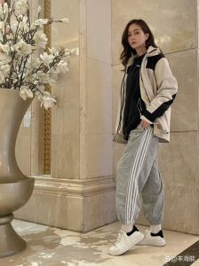 穿运动裤配什么上衣_运动裤搭T恤卫衣，休闲时尚，色彩多样，可搭外套混搭，风格多变