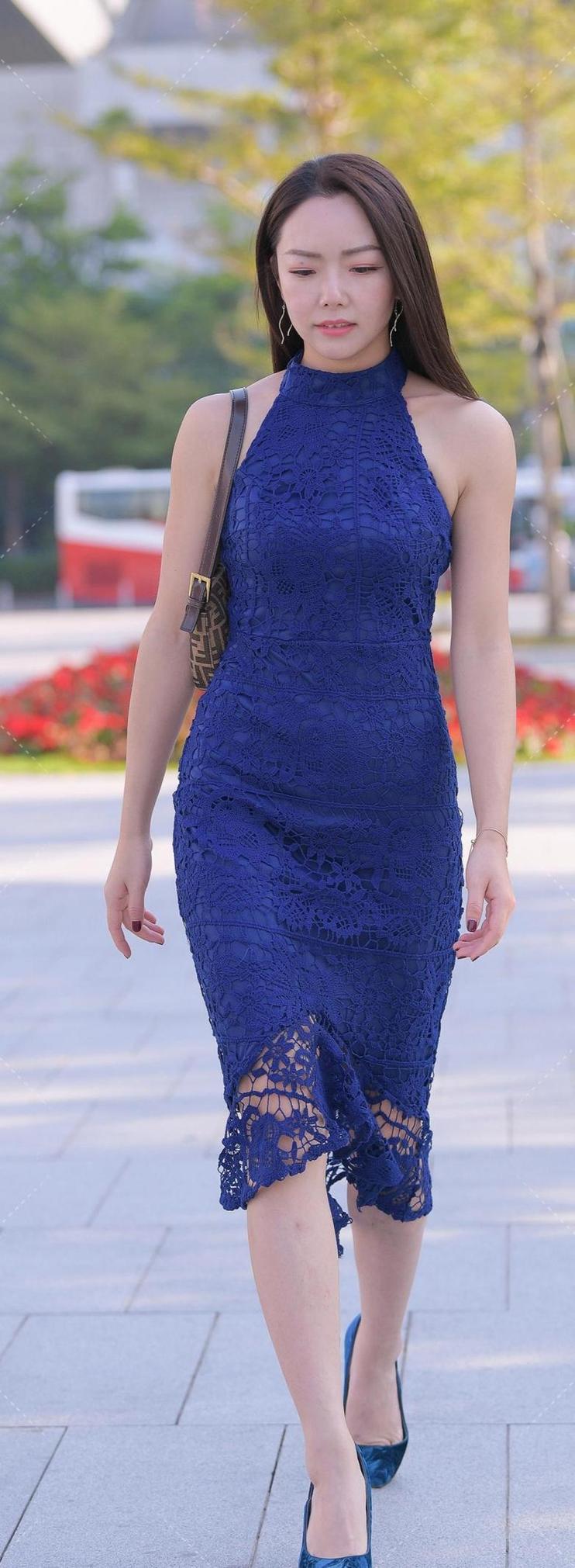 深蓝色连衣裙搭配外套_蓝裙配外套,百变时尚样样行 深蓝色连衣裙搭配外套_蓝裙配外套,百变时尚样样行