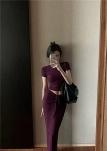 紫色t恤配黑色包臀裙_紫色T恤配黑裙裤，时尚又显气质
