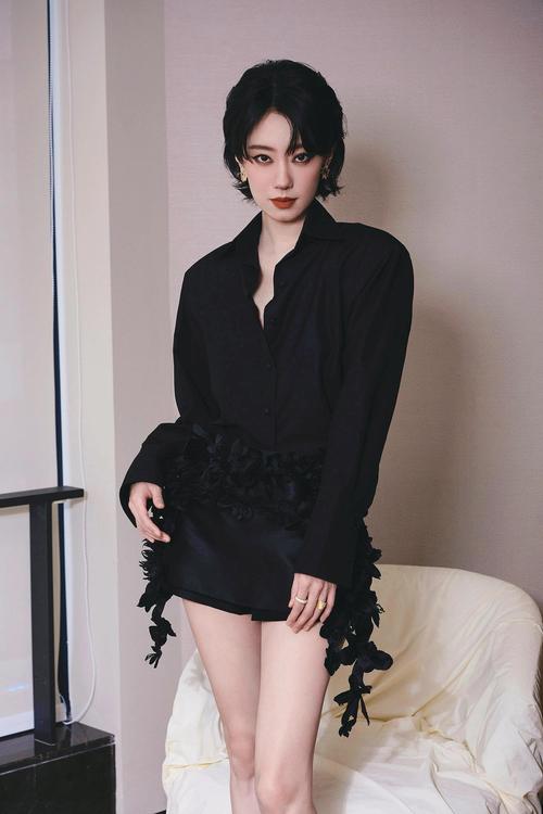 一身黑色衣服配什么鞋_经典百搭,选对鞋型显气质 一身黑色衣服配什么鞋_经典百搭,选对鞋型显气质