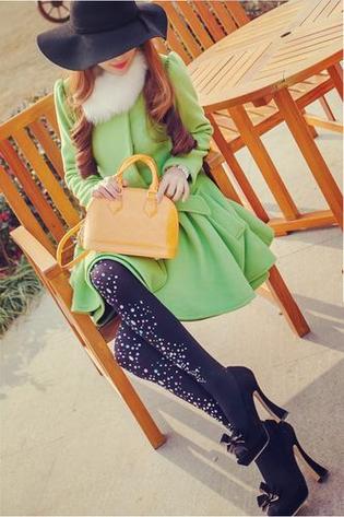 彩色连裤袜穿搭搜_彩色连裤袜冬日穿搭指南，6种风格解锁时尚感