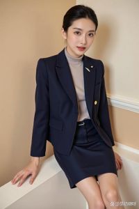 女士藏青色西装搭配_优雅高级，职场必备