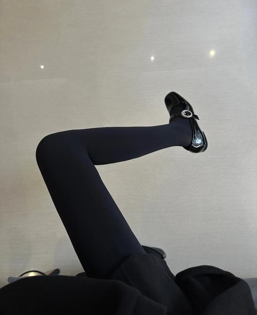 女生冬天外穿的黑裤袜是什么_冬日保暖时尚，显腿细舒适！