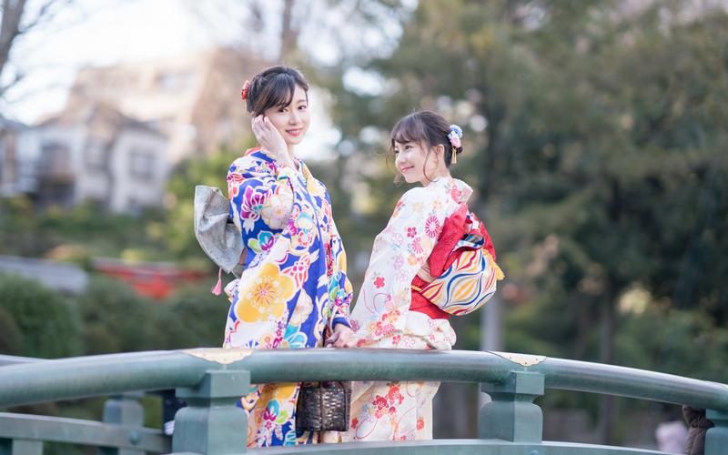 日本两个女生穿衣搭配_姐妹同穿不同色，简约高级显个性