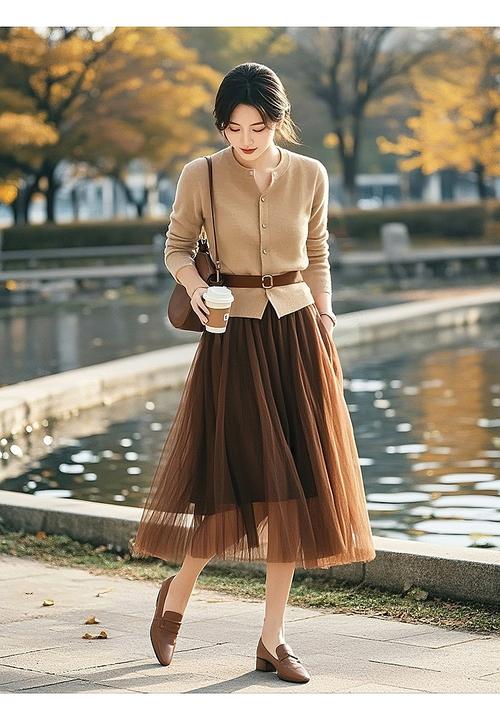 咖色半身裙搭配什么颜色上衣_冬季百搭，通勤休闲皆宜