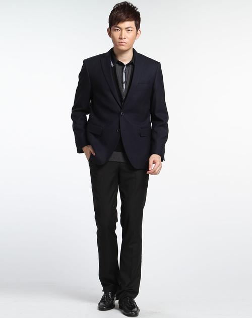 藏青色西服配灰色衬衫_藏青西服配灰衬衫，商务通勤显格调