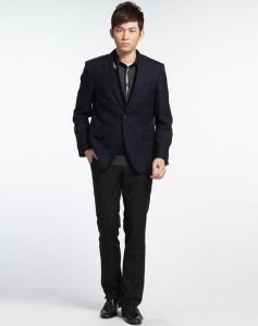 藏青色西服配灰色衬衫_藏青西服配灰衬衫，商务通勤显格调