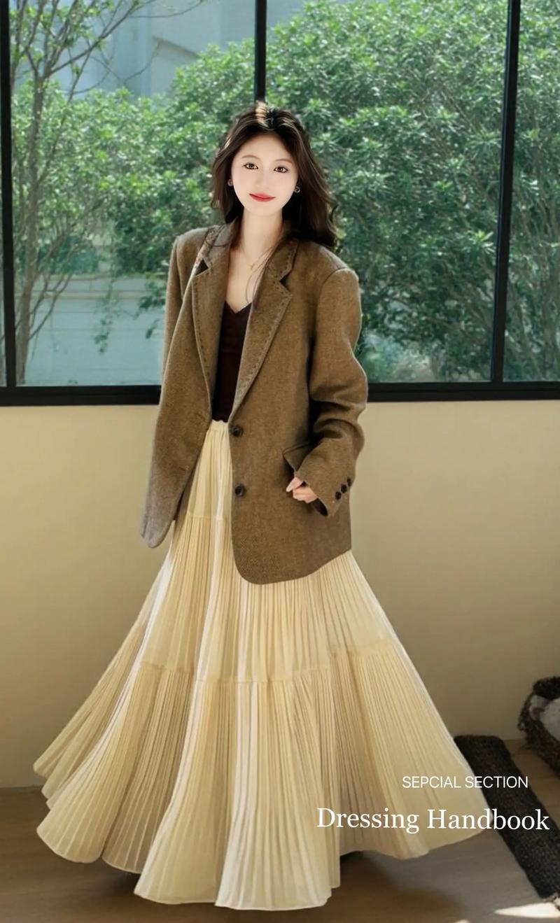 咖色半裙配什么上衣_色搭显高级，叠穿显贵气，撞色显活力